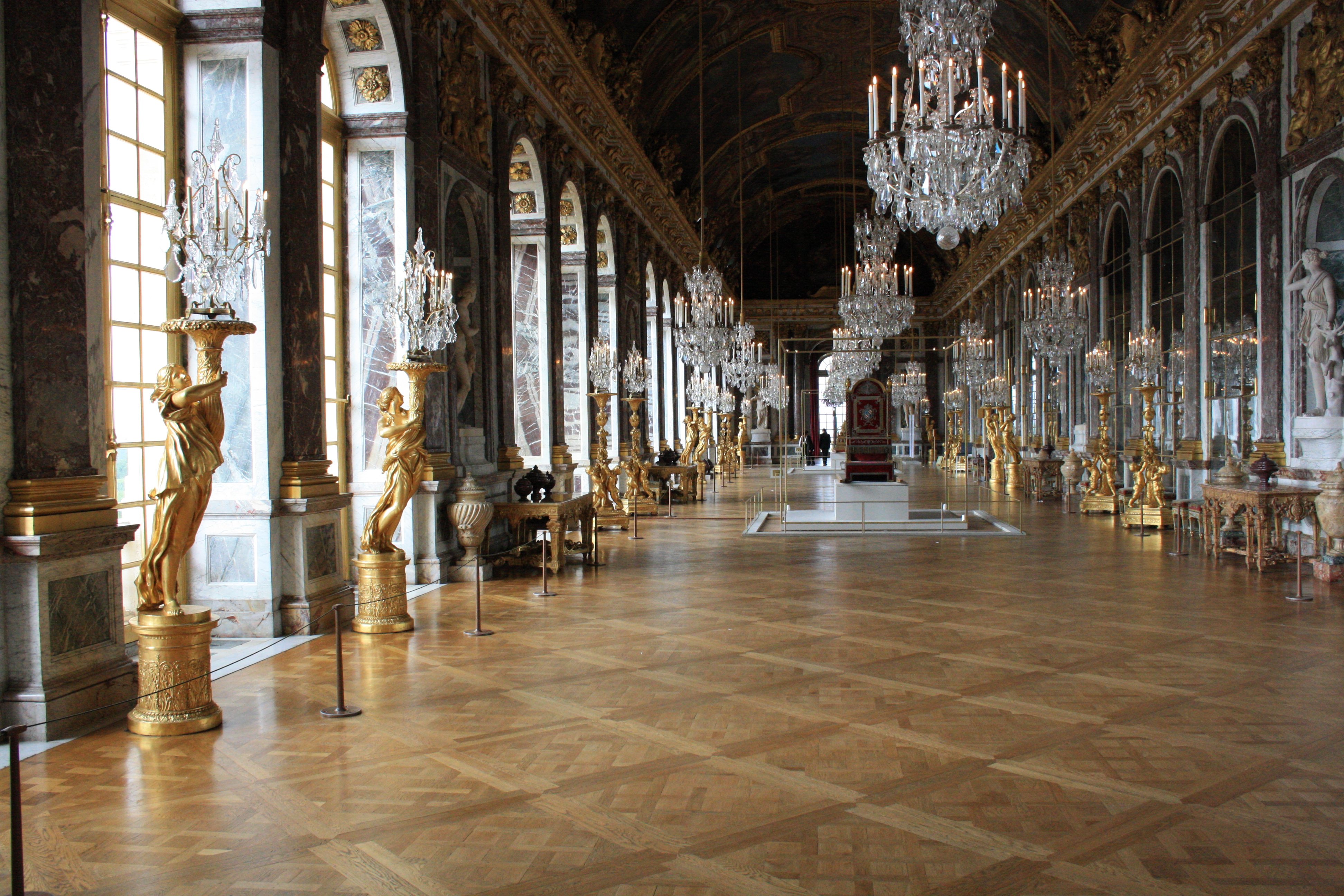 Галереи версаля. Зеркальная галерея Версаль. Версаль Франция зеркальная галерея. Версальский дворец внутри зеркальная галерея.