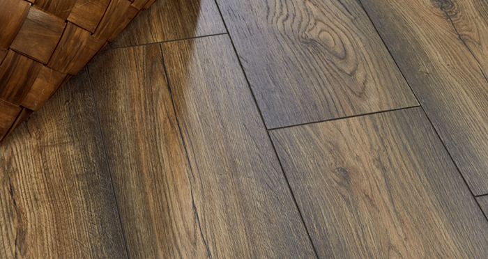 Verona - Amber Oak Laminate Flooring - Descriptive 2